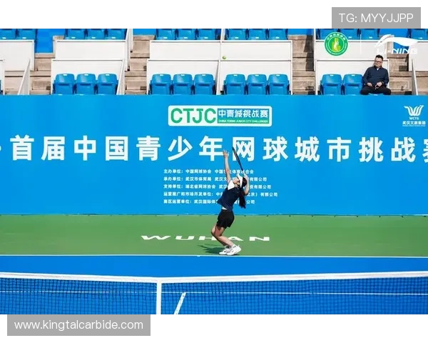 中国新星闪耀赛场连克强敌晋级决赛掀起新一轮网球热潮