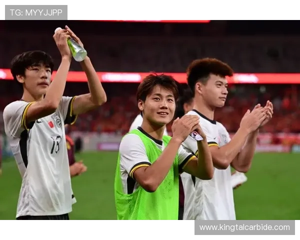 中国足球队备战亚洲杯,主帅强调年轻球员培养与战术创新 中国足球队备战亚洲杯,主帅强调年轻球员培养与战术创新