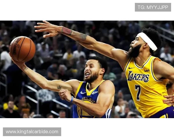 勇士队新赛季备战开启 詹姆斯与库里再度争锋战火重燃