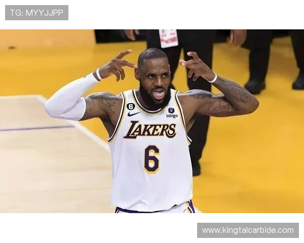 詹姆斯重返湖人训练营展现出色状态 球迷期待新赛季领航湖人冲击总冠军