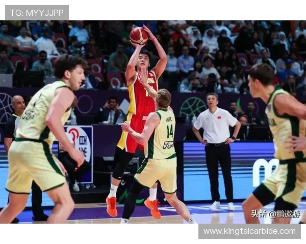 中国男篮迎战澳大利亚队，备战世界杯关键之战全力以赴